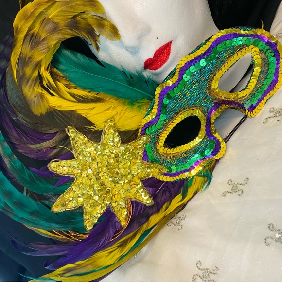 Masquerade Carnival Mardi Gras Mask With Side Feathers - Picture 2 of 3